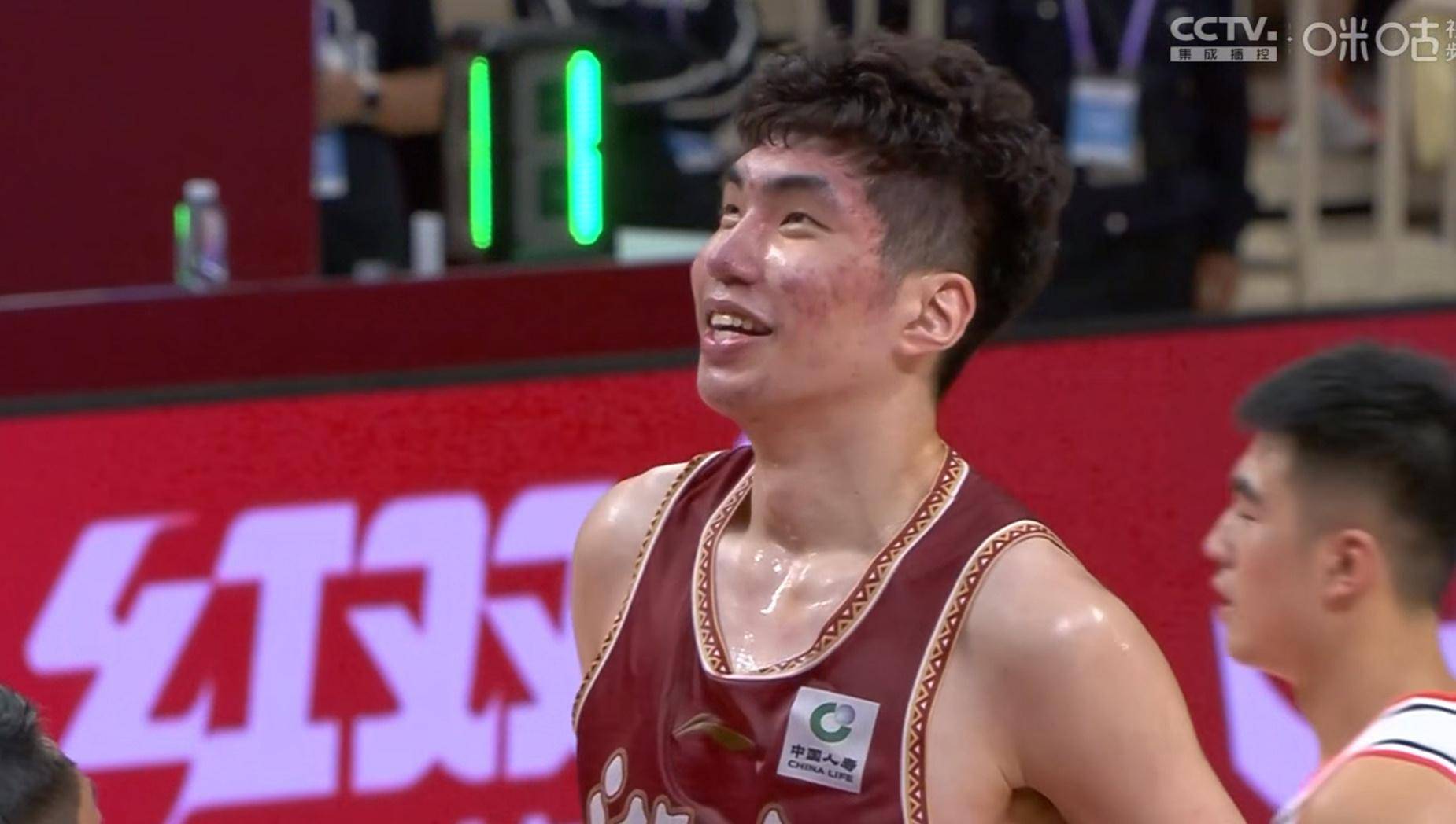 徐杰一马当先,张文逸化身神射手,内线不足外线补广东队赢在哪?