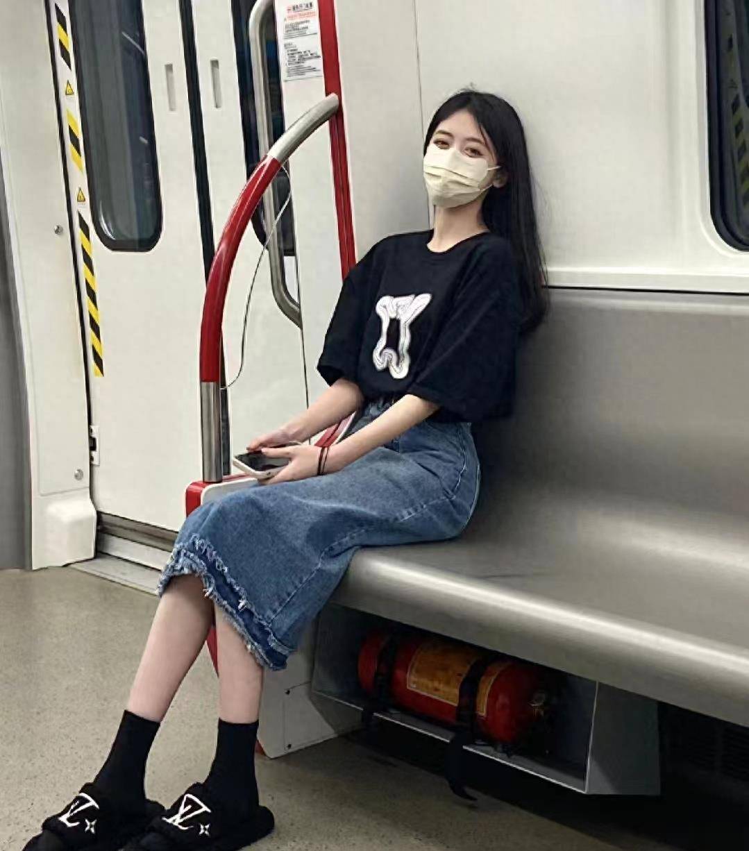 地铁里女生的着装让我惊叹不已,个个时尚靓丽,皮肤白皙,秀身材