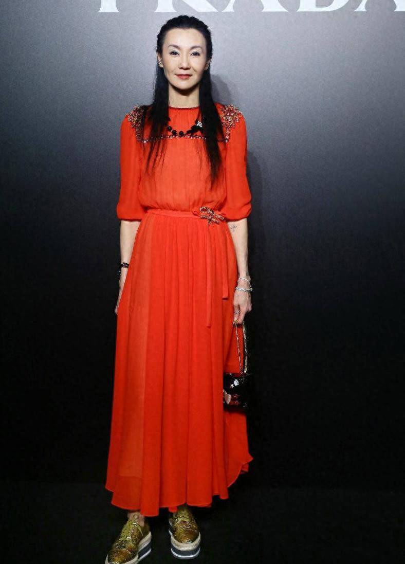 从照片中可以看出,张曼玉在参加大型活动时依然不忘装年轻,特意选择了