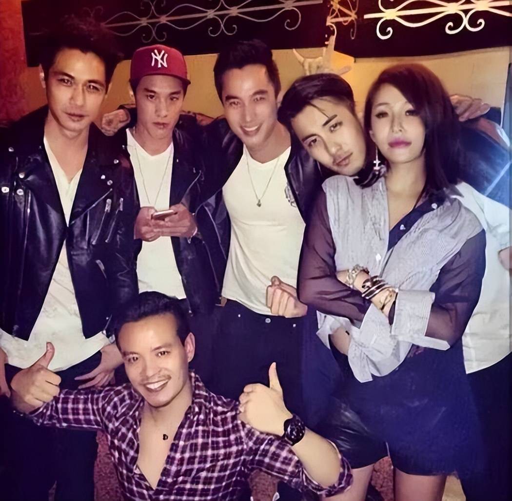 44岁萧亚轩回应第18段恋情,小15岁混血男友家世显赫,颜型俱佳!