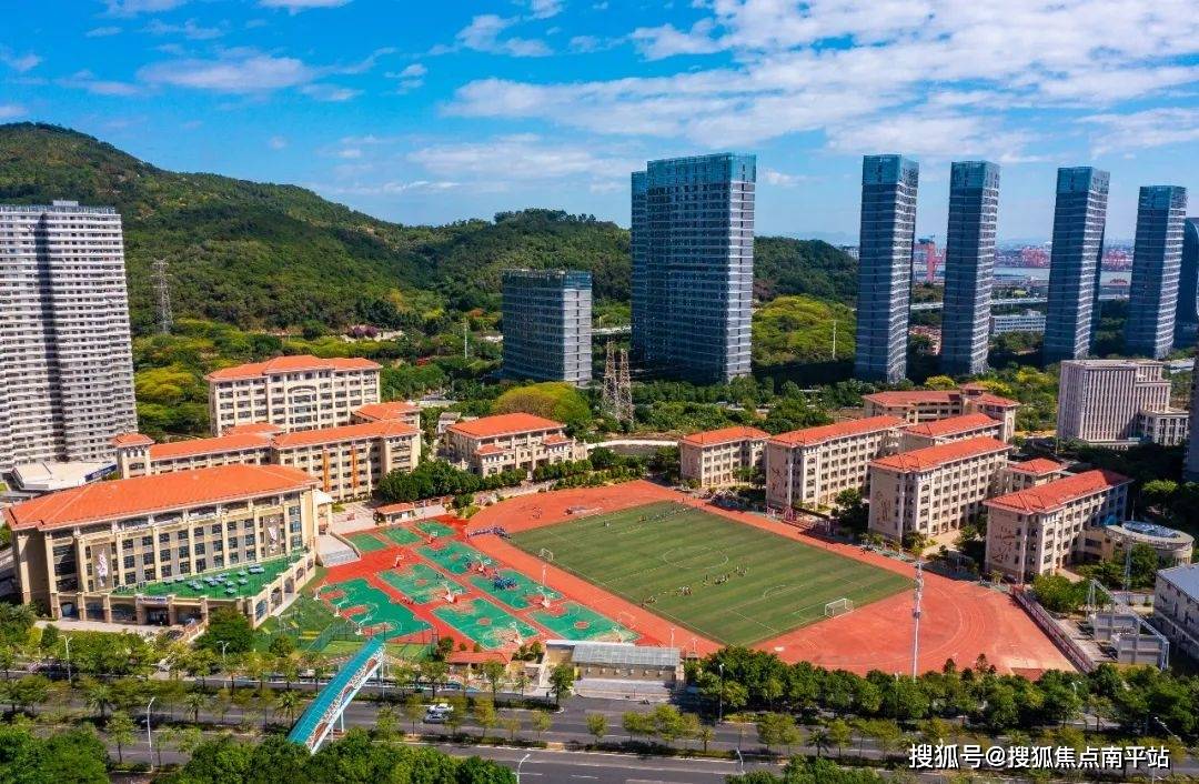 双十中学海沧附属学校实拍图而项目周边的双十海附东屿校区已立项报建