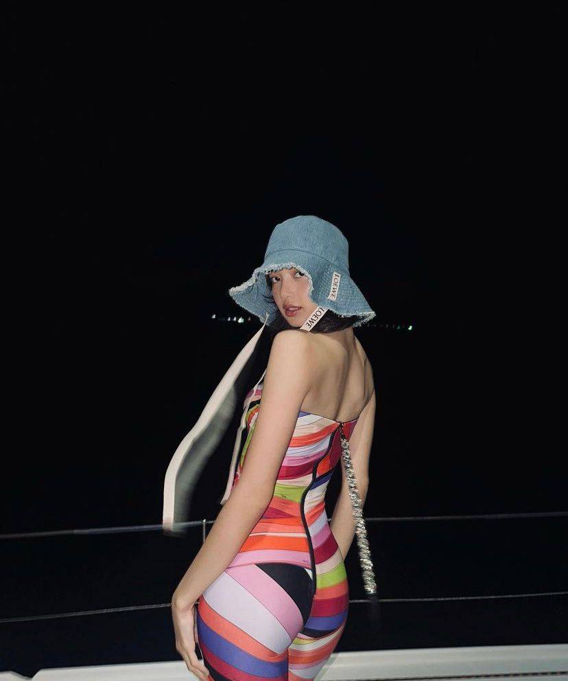 lisa妈妈晒时尚泳衣大片秀事业线,lisa肚腩吸睛_照片_母女俩_家庭