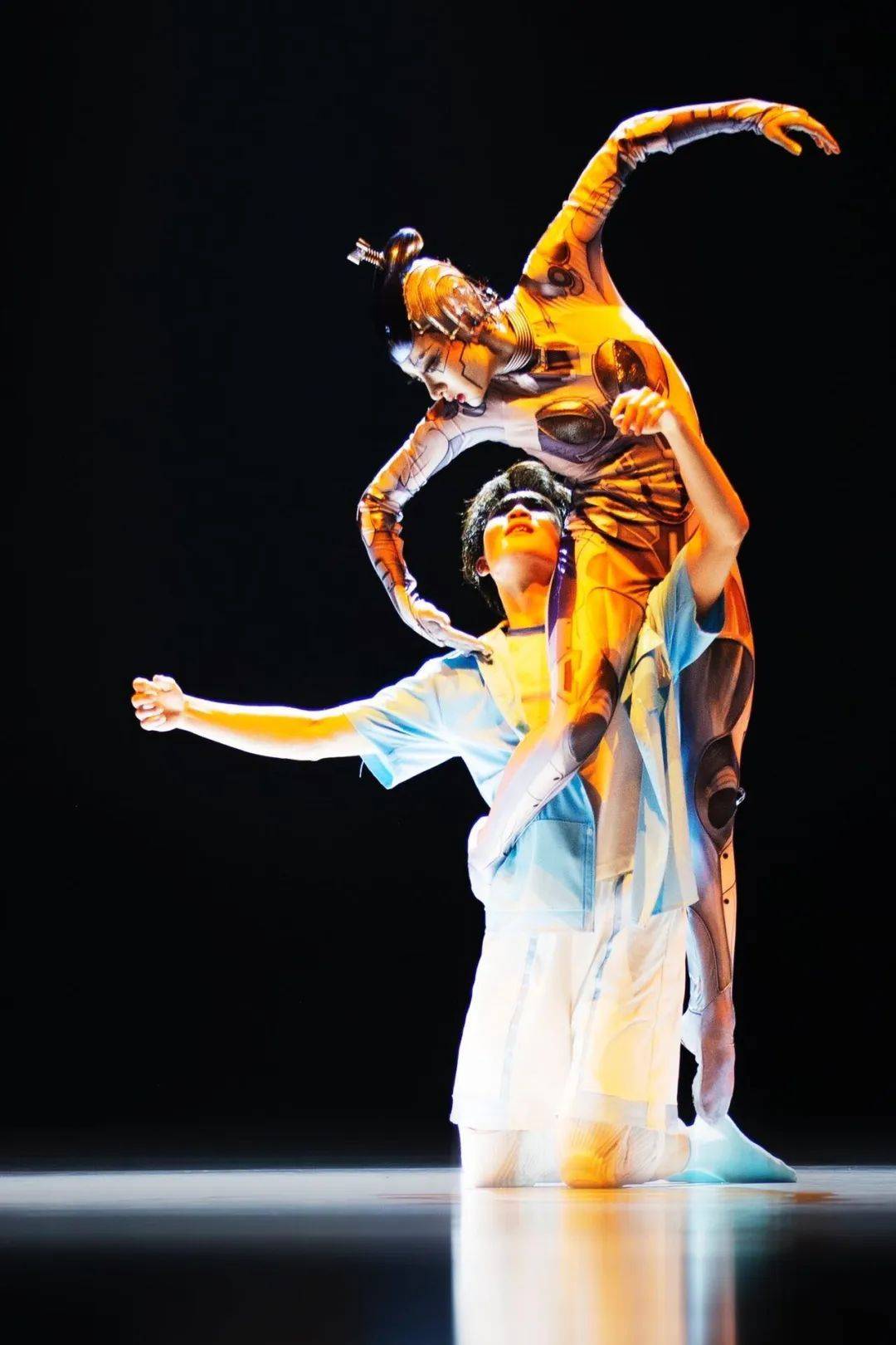 舞剧《深ai你》:"科技感"之下的生命思辨郑荣健作为国内首部人工智能