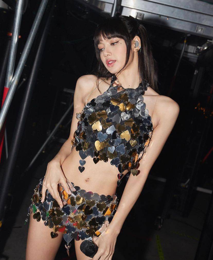 权志龙点赞lisa素颜照,疯马秀事件后给予支持,被质疑对lisa有意思