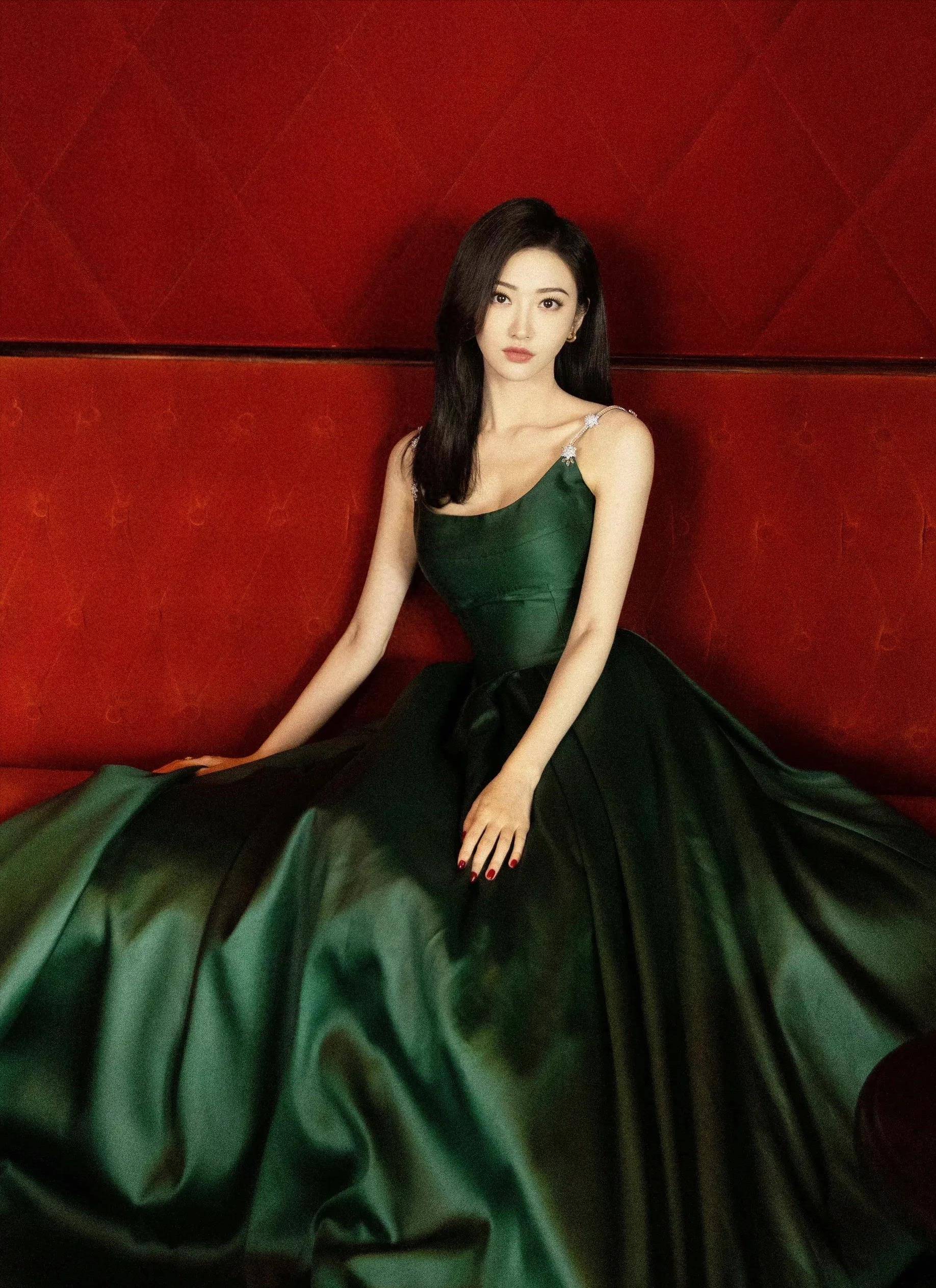 景甜真是人间富贵花,穿吊带裙胸前剪一刀,"水蜜桃"身材太撩人_的设计