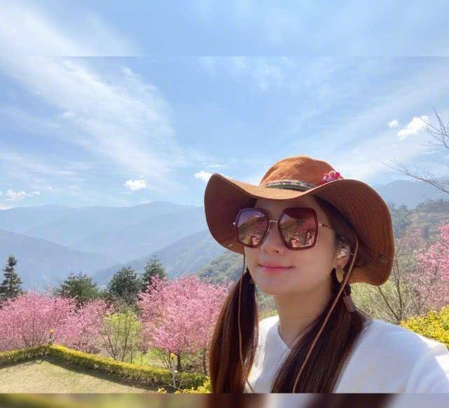 任家萱首次露营结束晒美照,称天公作美好幸运,可看到最后一张照片让人