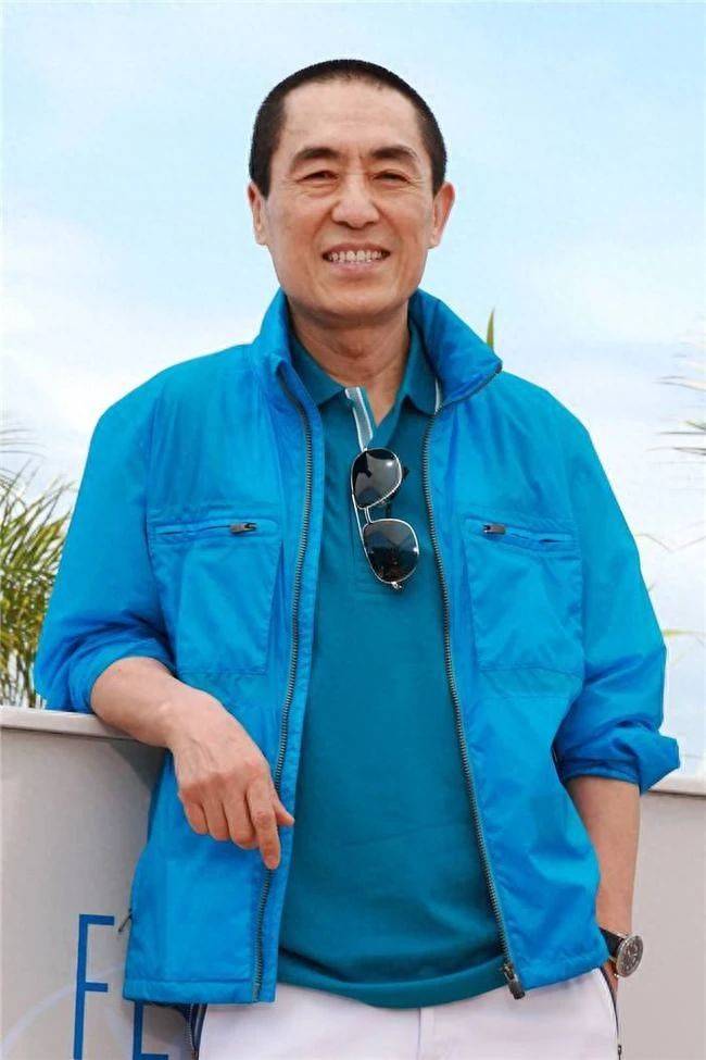 张艺谋:残疾弟弟摆地摊,白发母亲还上班,他被质疑冷漠_张伟谋_高仓健