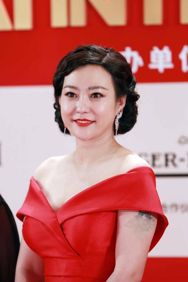 44岁郝蕾,端庄优雅饱满性感!_演技_表演_挑战