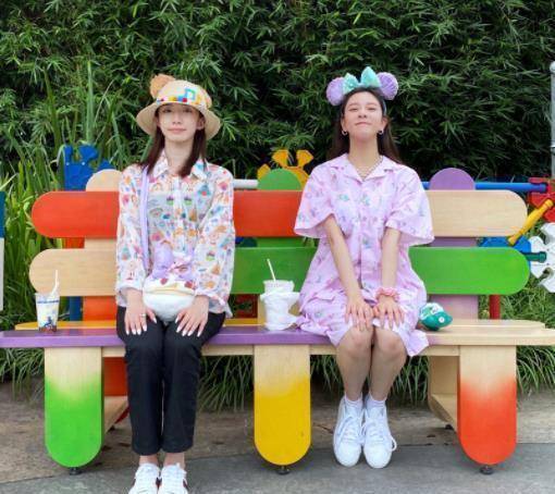 后面看到合影才知道这不是孟美岐的单人行程,有闺蜜陪伴一起逛游乐园