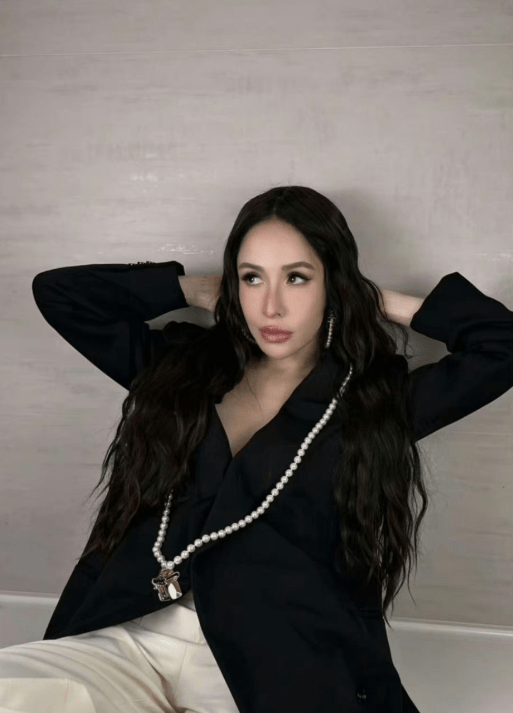 萧亚轩1979年8月24日出生于中国台湾省桃园市,华语流行乐女歌手,词曲