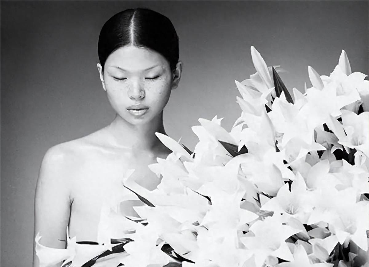 维密超模吕燕:丑出天际逆袭嫁给法国贵族,如今混血儿子颜值超高_时尚