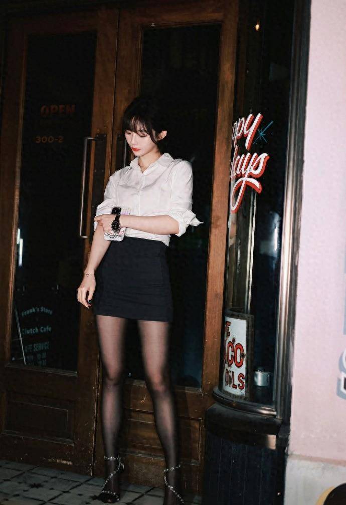 徐阳玉琢-温柔白色紧身包臀裙-迷人黑丝袜-ol职业装分享图片