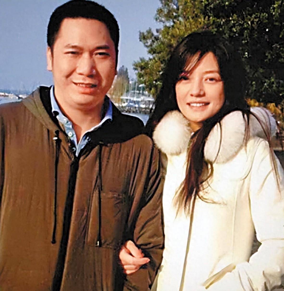 47岁赵薇久违现身:脸胖如盘,素颜显苍老,被曝与黄有龙已离婚?