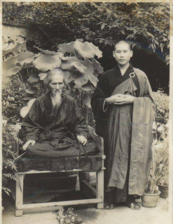 他,一家八口同时剃度出家,自发三昧真火坐化圆寂,其师父竟然当众合掌