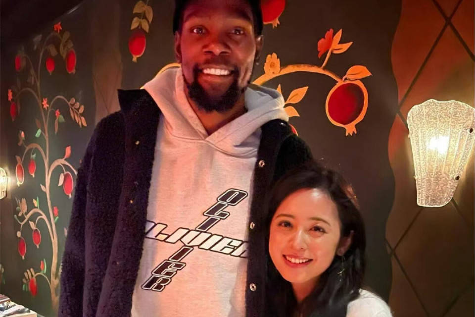 也不知待单身多金的杜兰特,在见到渡边雄大娇妻的时候,是否会心