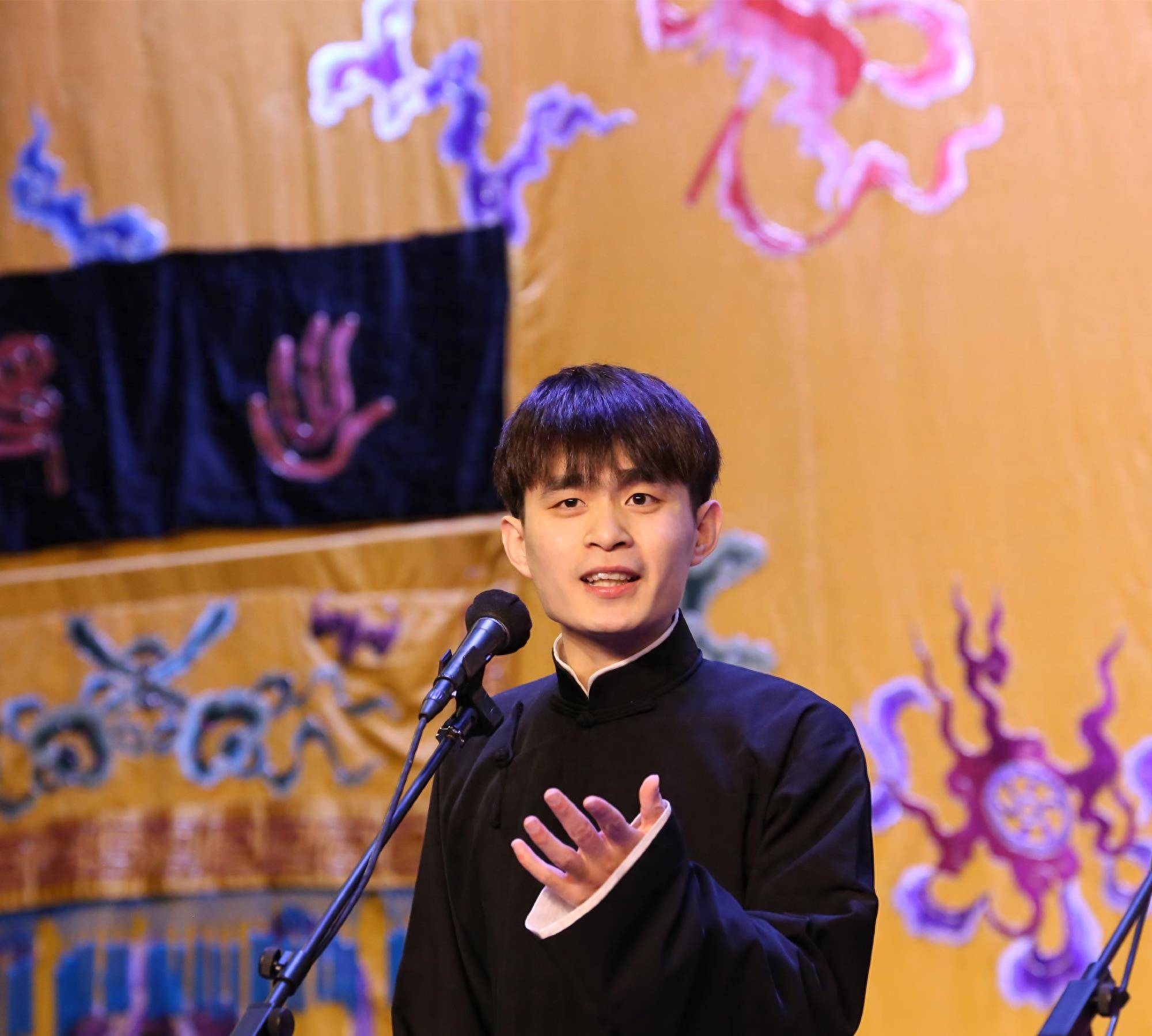 2015年进入德云社16年拜师岳云鹏,和刘筱亭,尚筱菊成为师兄弟