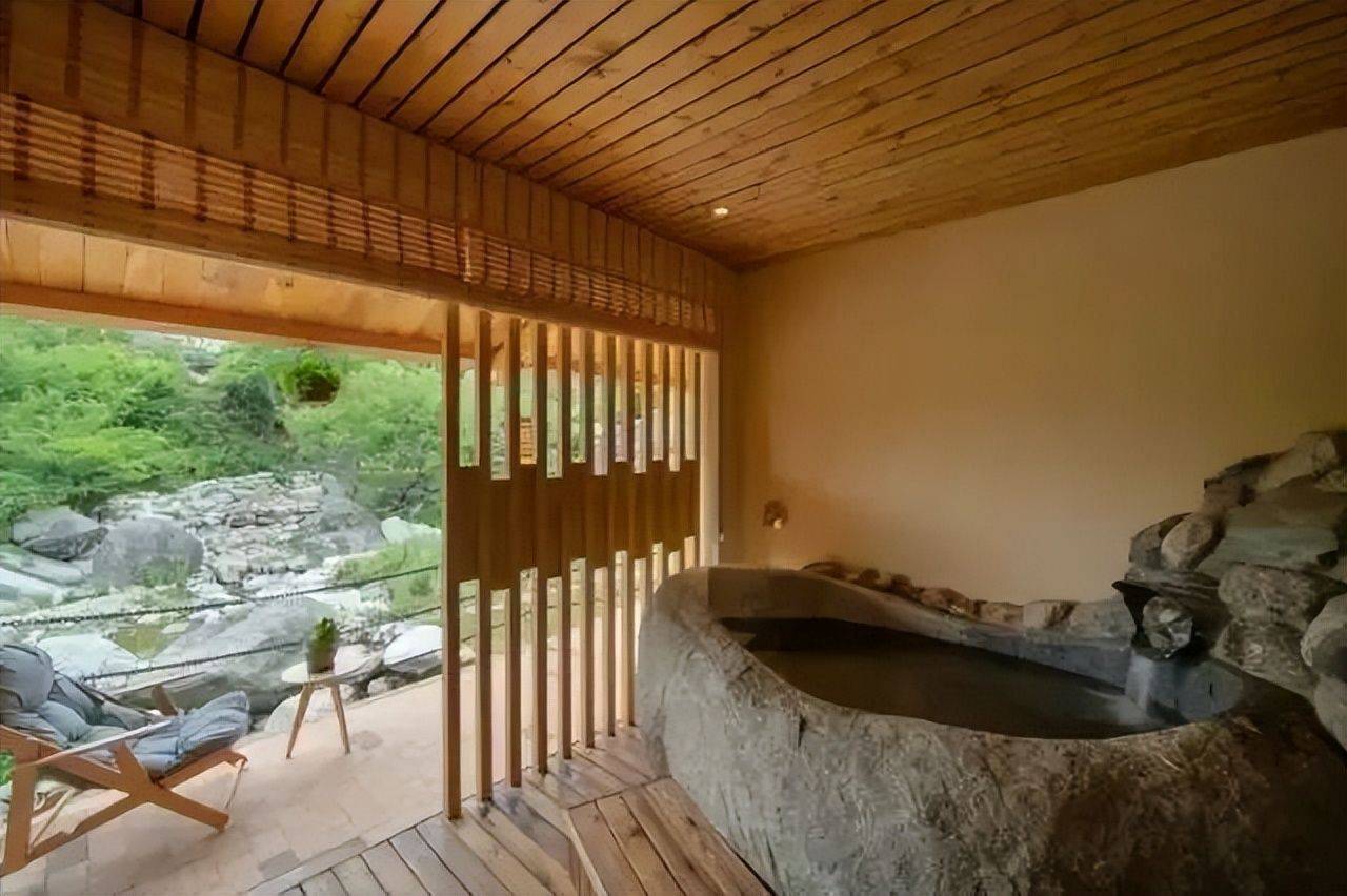 白总旗润泽温泉距离弥渡县城大约2公里的白总旗润泽温泉,属于优质的偏