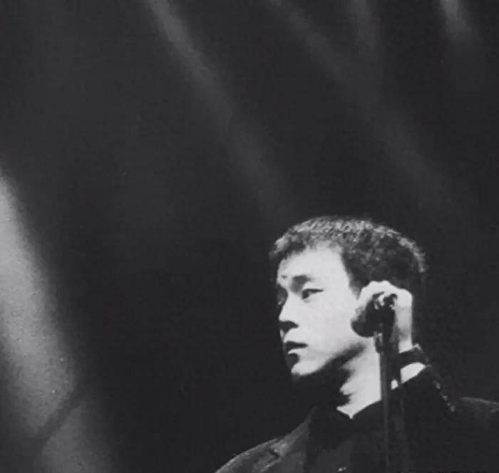 中国摇滚乐坛的美男主唱,他们身上总有一种桀骜不驯_郑钧_音乐_气质