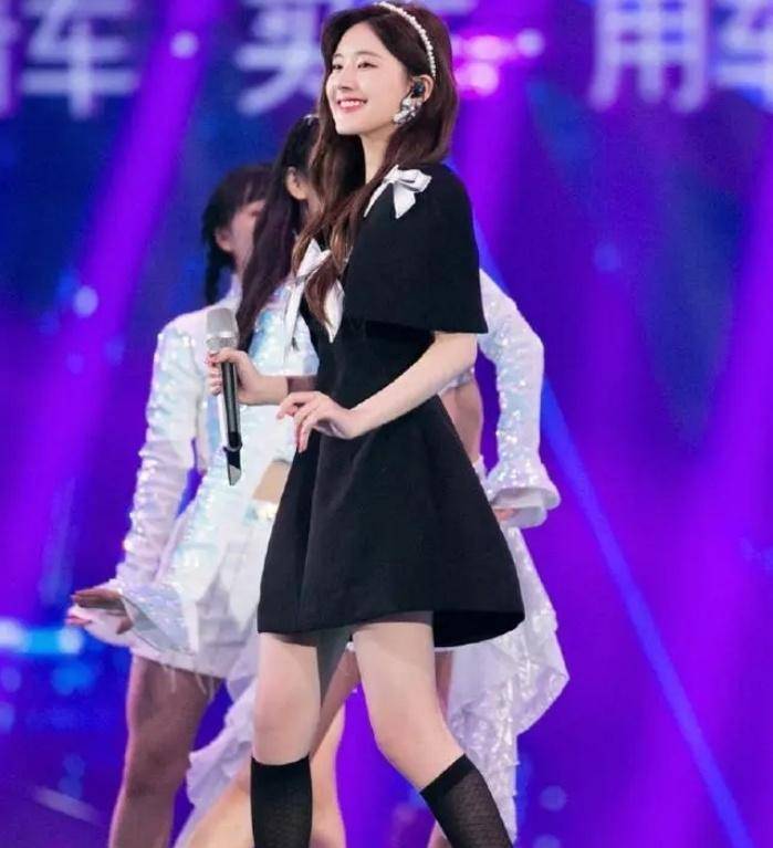 赵露思越来越年轻了,黑丝袜学生装看起来又回到18岁了!