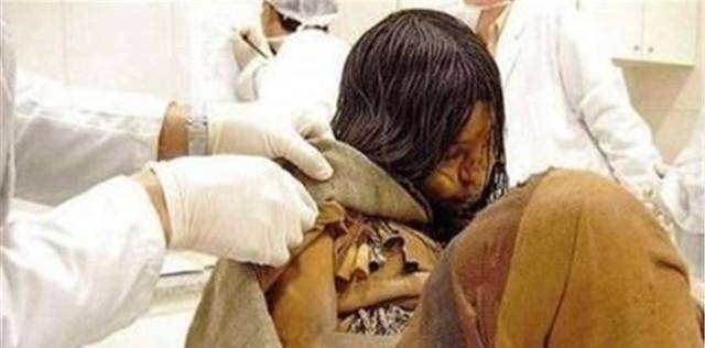 冰封了500年的少女,犹如"睡美人",科学家:她带毒_女尸_女人_文化