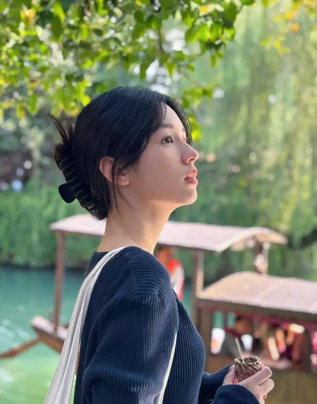 周也晒乌镇戏剧节随拍,气质清冷尽显干净利落,侧颜精致能打惊艳众人