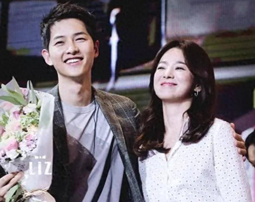 巴黎时装周:宋仲基与宋慧乔的比较_明星_时尚_品牌