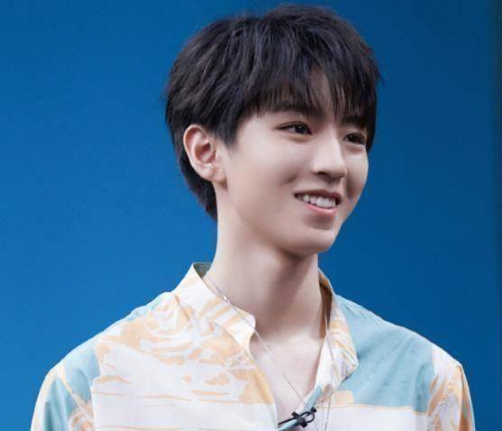 王俊凯晒自拍"腿毛"抢镜,大热天穿毛衣,看到上面的字瞬间懂了_工作