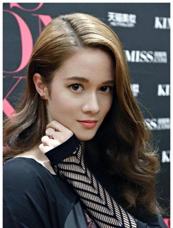 到最后连其他几位主演都没有敲定,其实原本《战狼2》的女主角是徐嘉雯