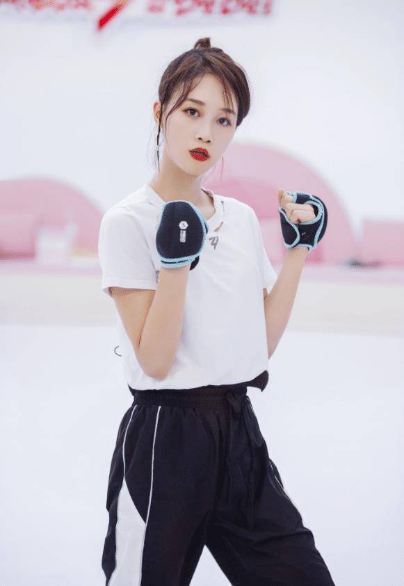 蓝盈莹练习室穿搭青春朝气,看这样貌哪有30岁,明明还是个少女_双运动