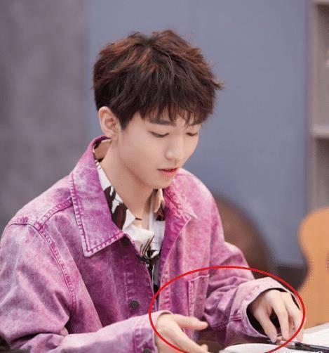 王俊凯越来越"娘"了,端碗时的"手势"引热议,女生都自愧不如_时候_因为