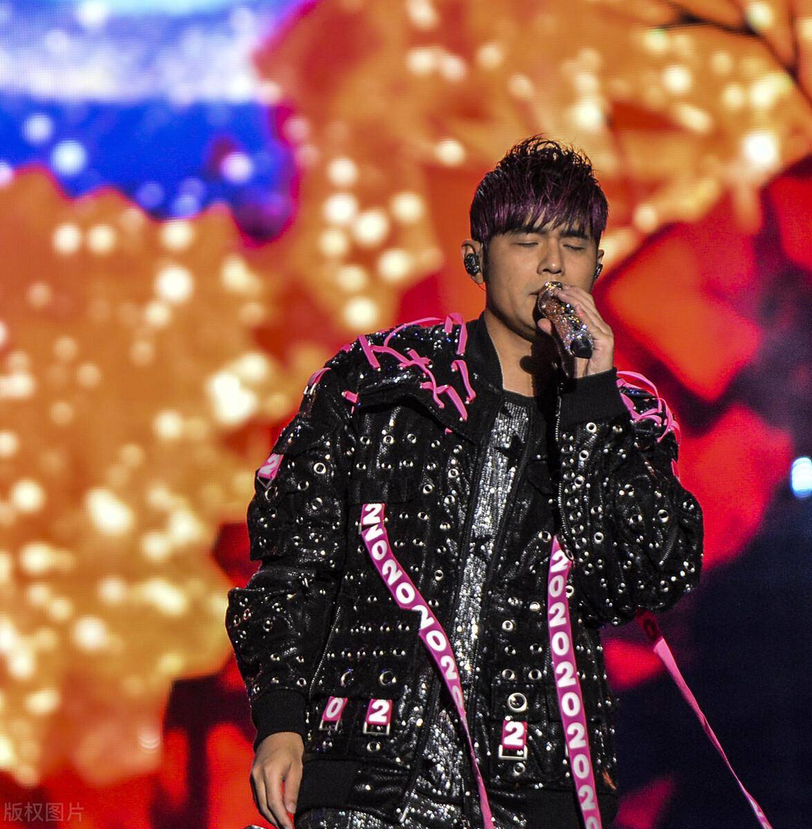 周杰伦在2012年的颁奖典礼上呼吁人们不要崇洋媚外,强调中文的重要性