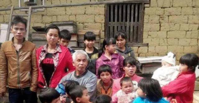 广西49岁老汉娶19岁娇妻,21年连生15胎,走红网络后现月入过万_梁二