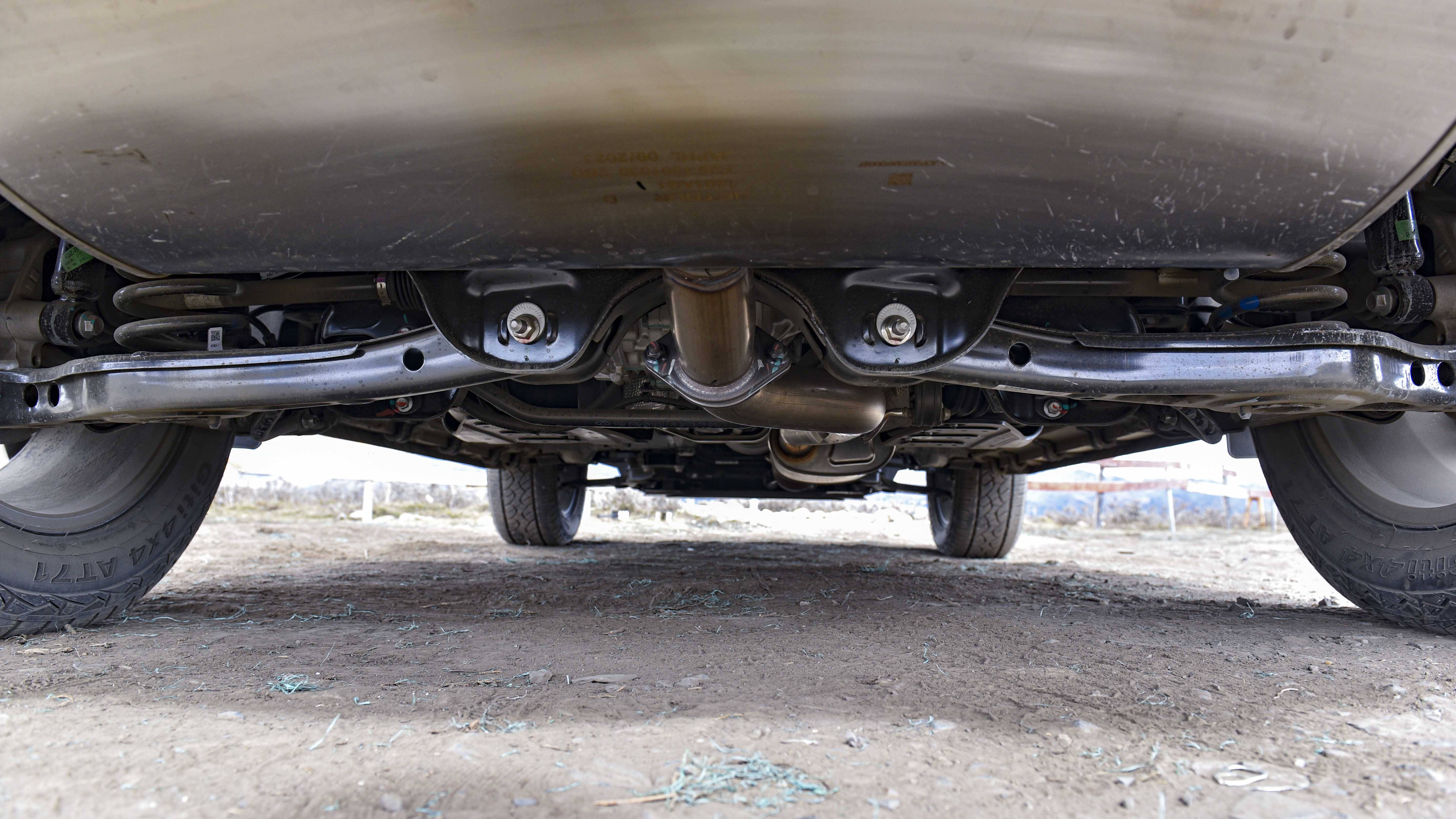 其底盘采用的是前麦弗逊式独立悬挂 后多连杆式独立悬挂组合,整体调校