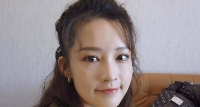 李沁私下真实素颜曝光,与精修图"判若两人",不化妆几乎没眉毛_口红