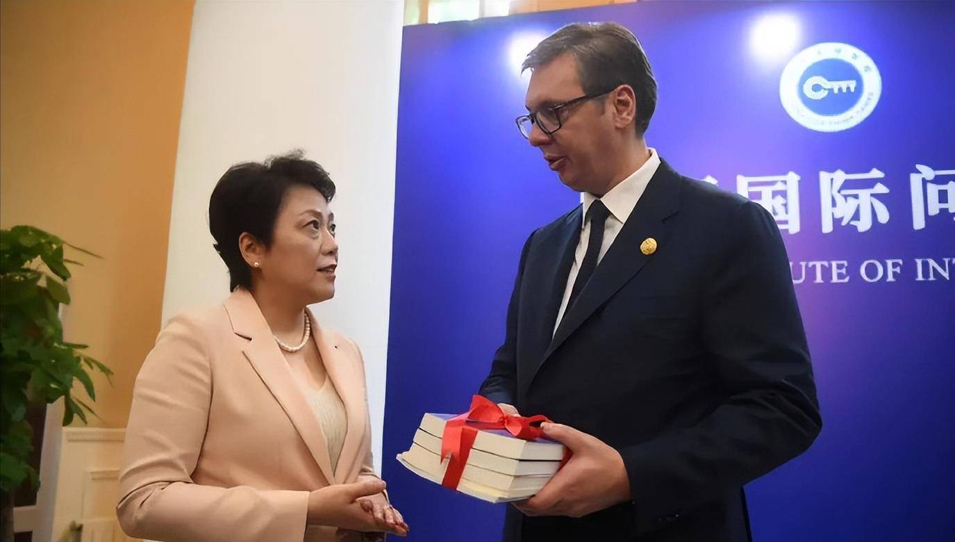 还逛了秀水街,刺绣裙配波浪卷发超美_夫人_游客_塞尔维亚