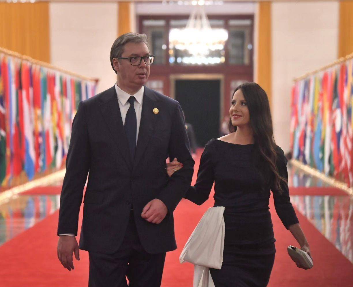 武契奇娇妻晒天坛打卡美照!