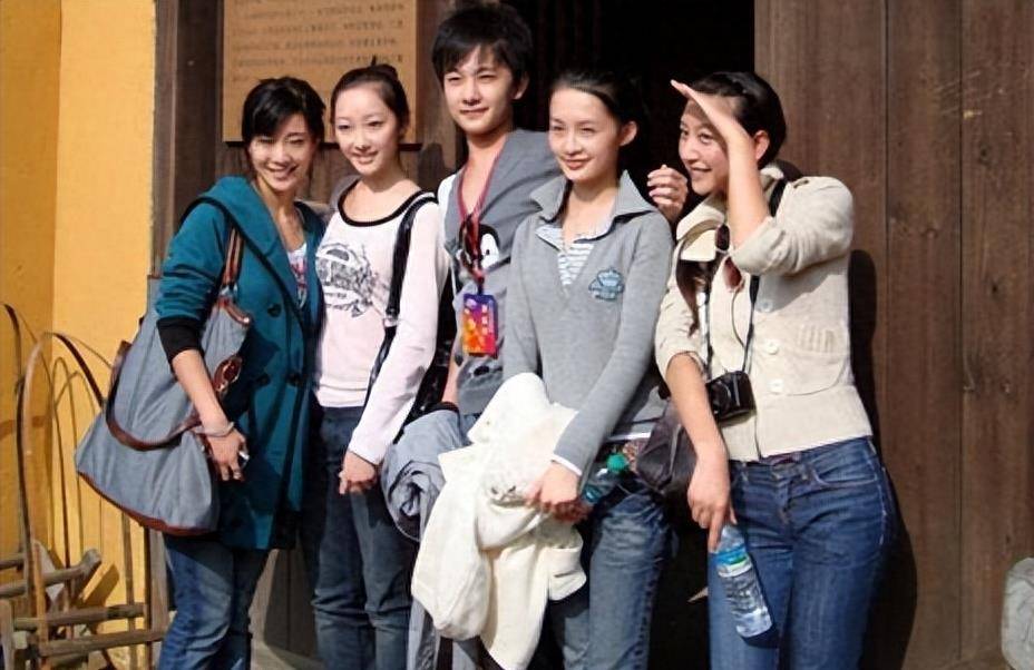 "笨蛋美人"李沁:与杨洋十指紧扣,遭王大陆魏大勋揩油却不反抗_节目