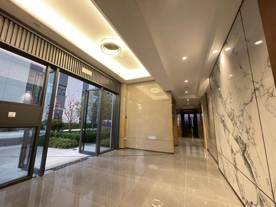 在进入单元门后,精装入户大堂以星级酒店式礼遇款待业主归家,从中国