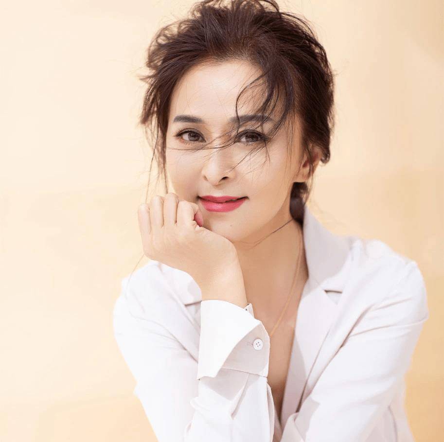 演员何音:与黄志忠离婚后,再婚嫁小9岁丈夫,一起养大前夫儿子_表演