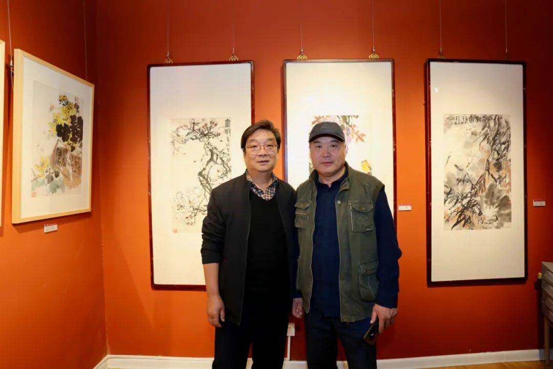 观看作品画展开幕仪式由玺朗艺术空间总经理萧冰主持天津工艺美院教授