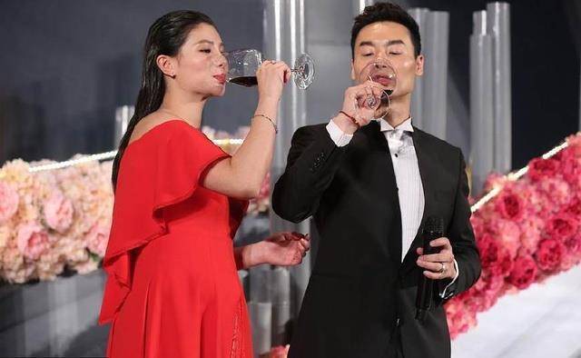 何姿秦凯婚礼未p图曝光,遭网友呛声,怎只给明星p不给冠军修?