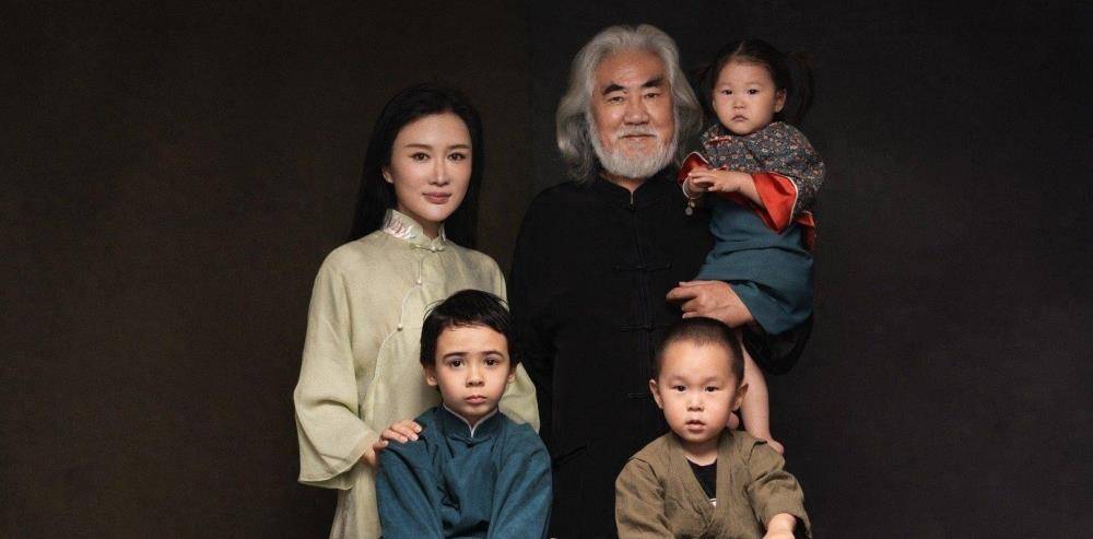 张纪中老婆杜星霖疑似怀三胎,小腹微微隆起鼓得很大,引网友热议_家庭