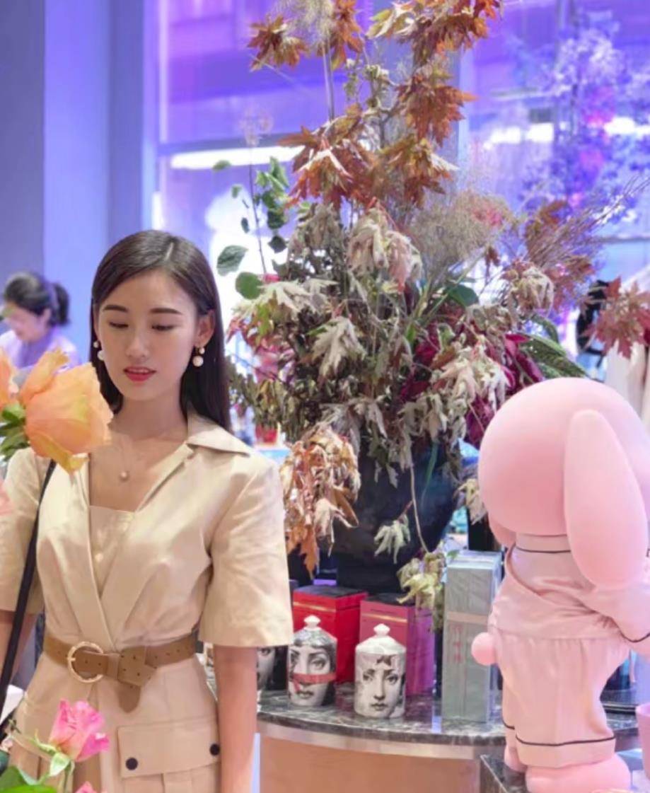 "小黄圣依"王婉:被杨子签下力捧受争议,曾暗讽黄圣依_姐姐_公司_作品