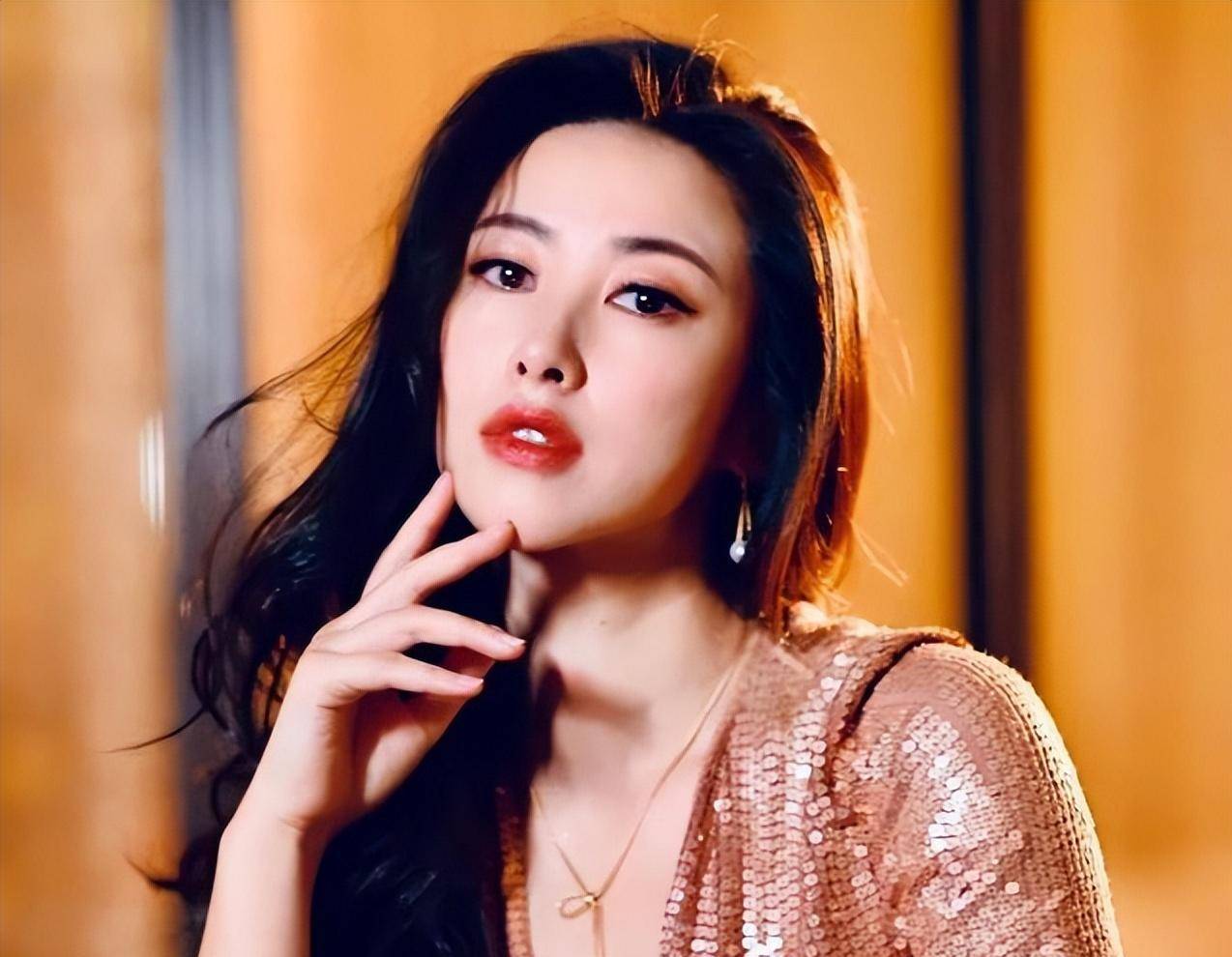 余男的嘴,许晴的臀,朱珠的腰,中年女星时尚起来,不更带劲吗?