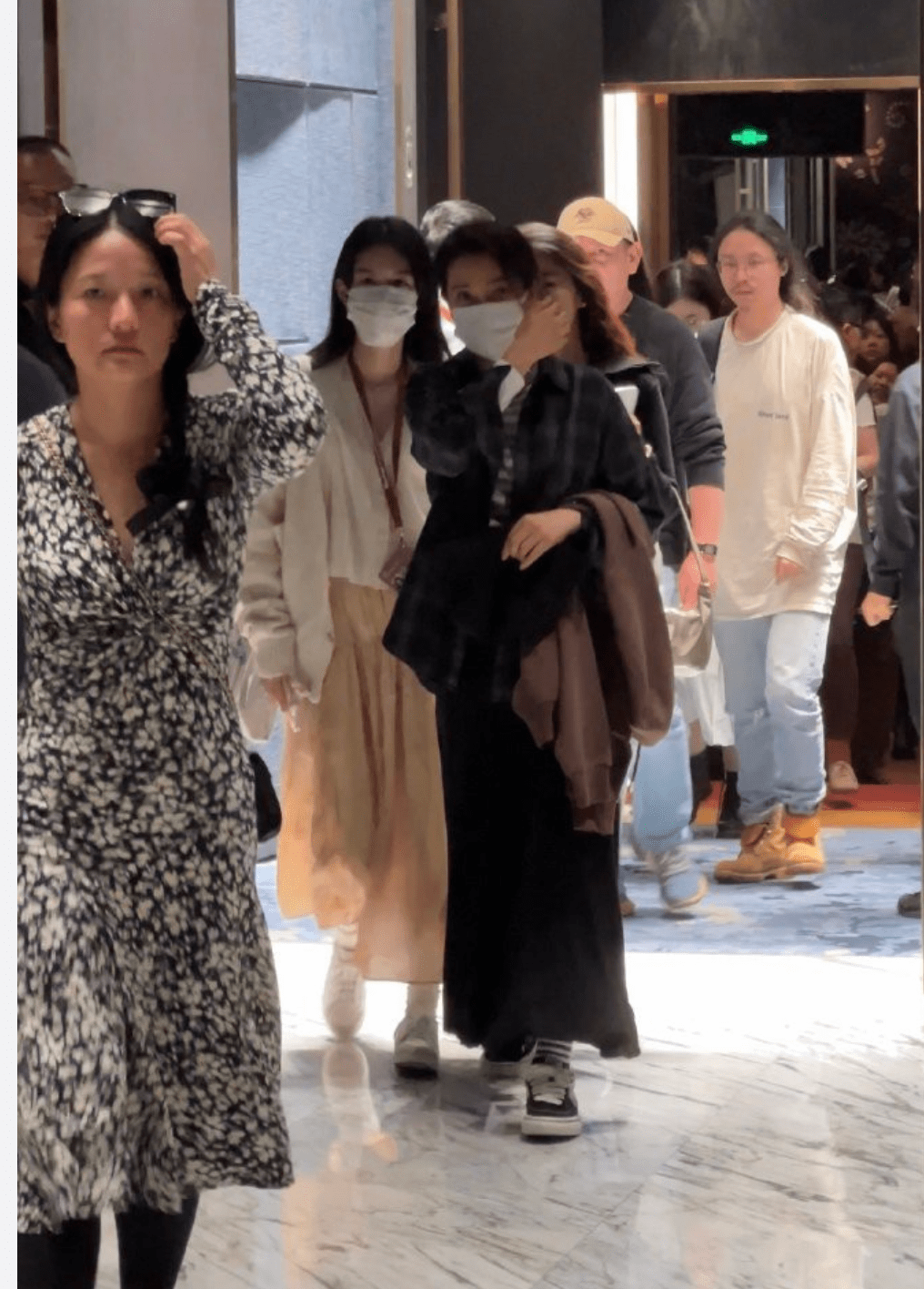黄磊作为发起人,如鱼得水地活跃在各个明星之中.