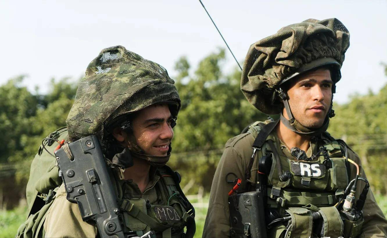 以色列士兵的头盔上,为何都罩着一个"布口袋"?