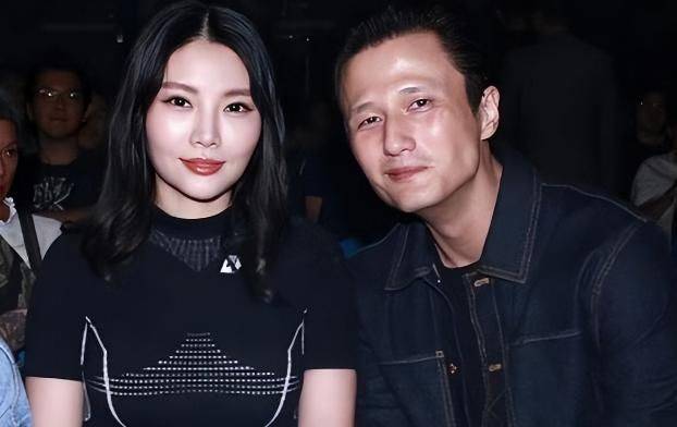 徐冬冬与48岁男友深夜牵手逛街,徐冬冬发福小腹隆起被质疑怀孕_尹子维