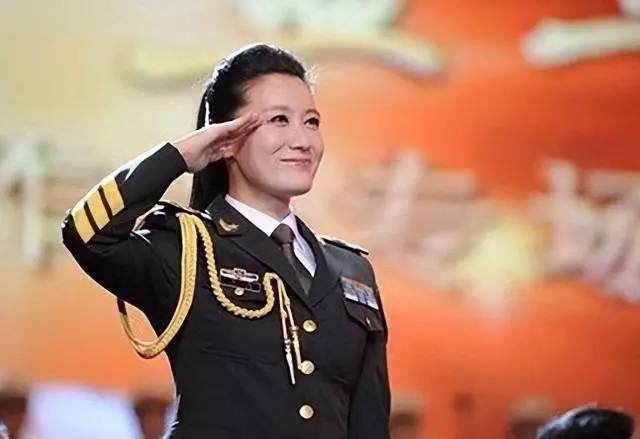 歌唱家,上春晚12次,有黄金腰胯比例,嫁大9岁院士老公_谭晶_父母_总政