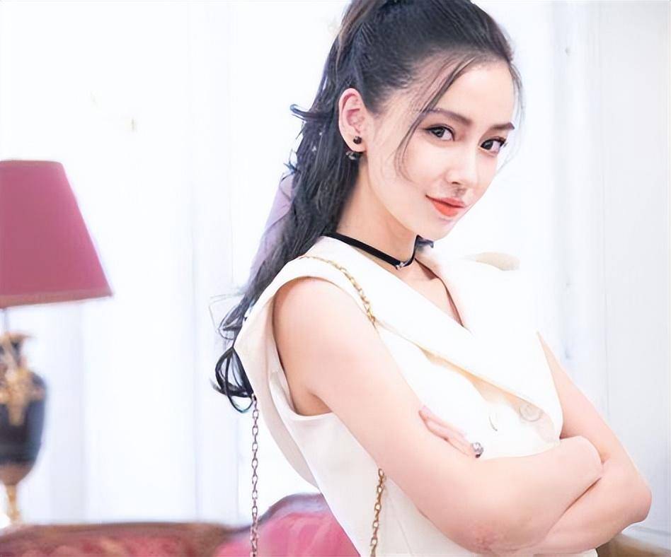 资深娱乐记者曾对她的经纪人进行采访,经纪人表示张嘉倪近期会逐渐