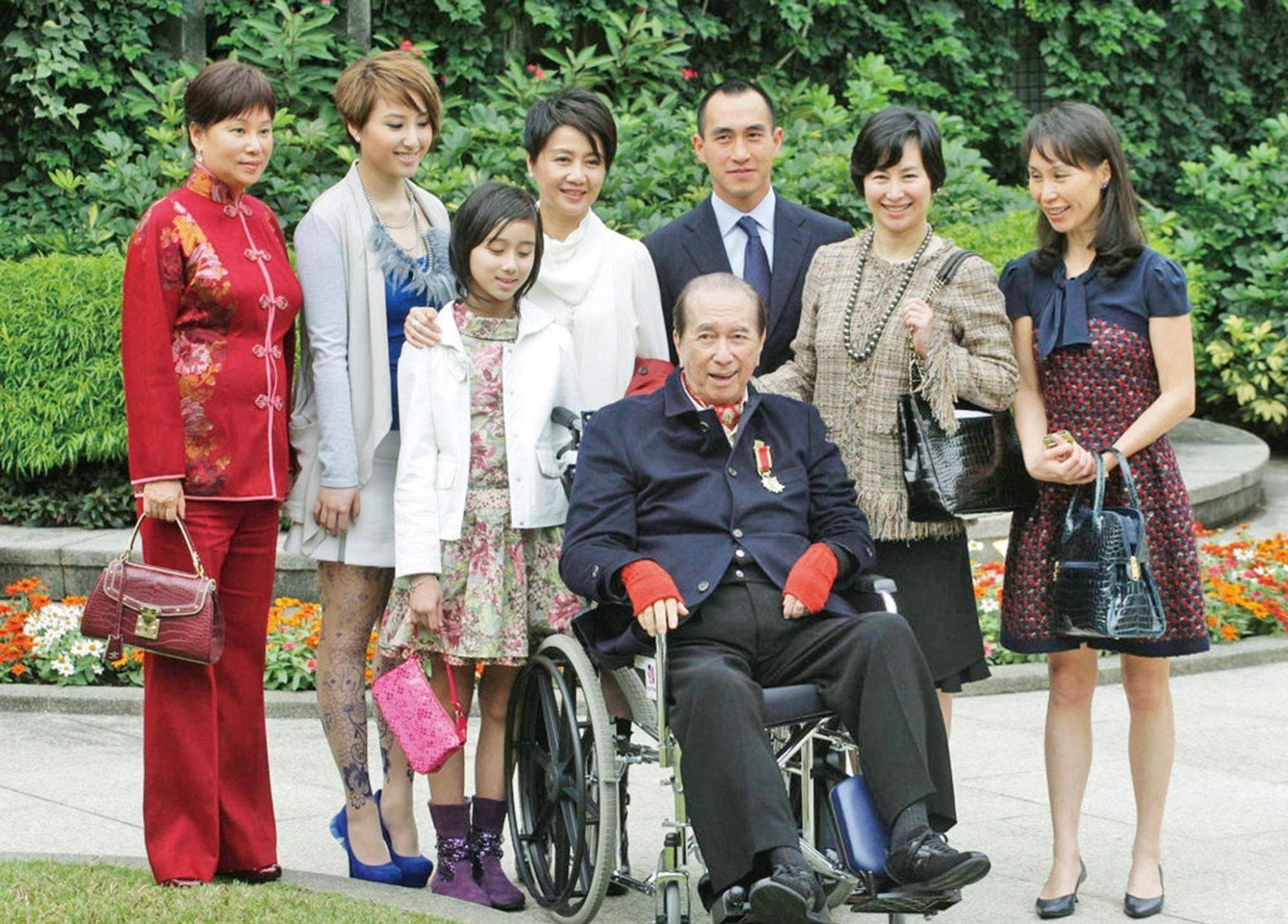 63岁四太梁安琪看贵州村超手提两只猪蹄子,穿灰色卫衣越活越年轻_生活